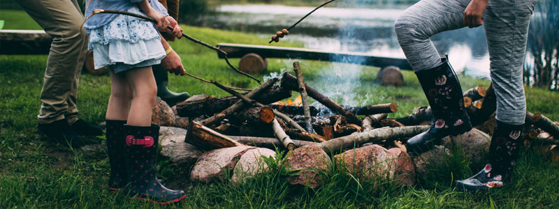 Grilling! Samle alle du kjenner, både store og små, familie og venner, og tenn bål på et vakkert sted. Grill pølse og marshmallows og bare vær sammen. Det kommer til å bli herlig og avslappende. Be med deg daten – hvis du tør! Det kommer til å bli en skikkelig ildprøve... ;)