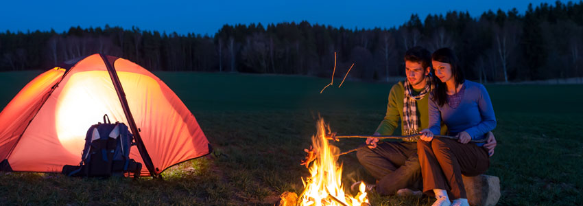 5. Camping! En fin kveld, et telt, et bål og massevis av tepper = romantikk på høyt nivå!