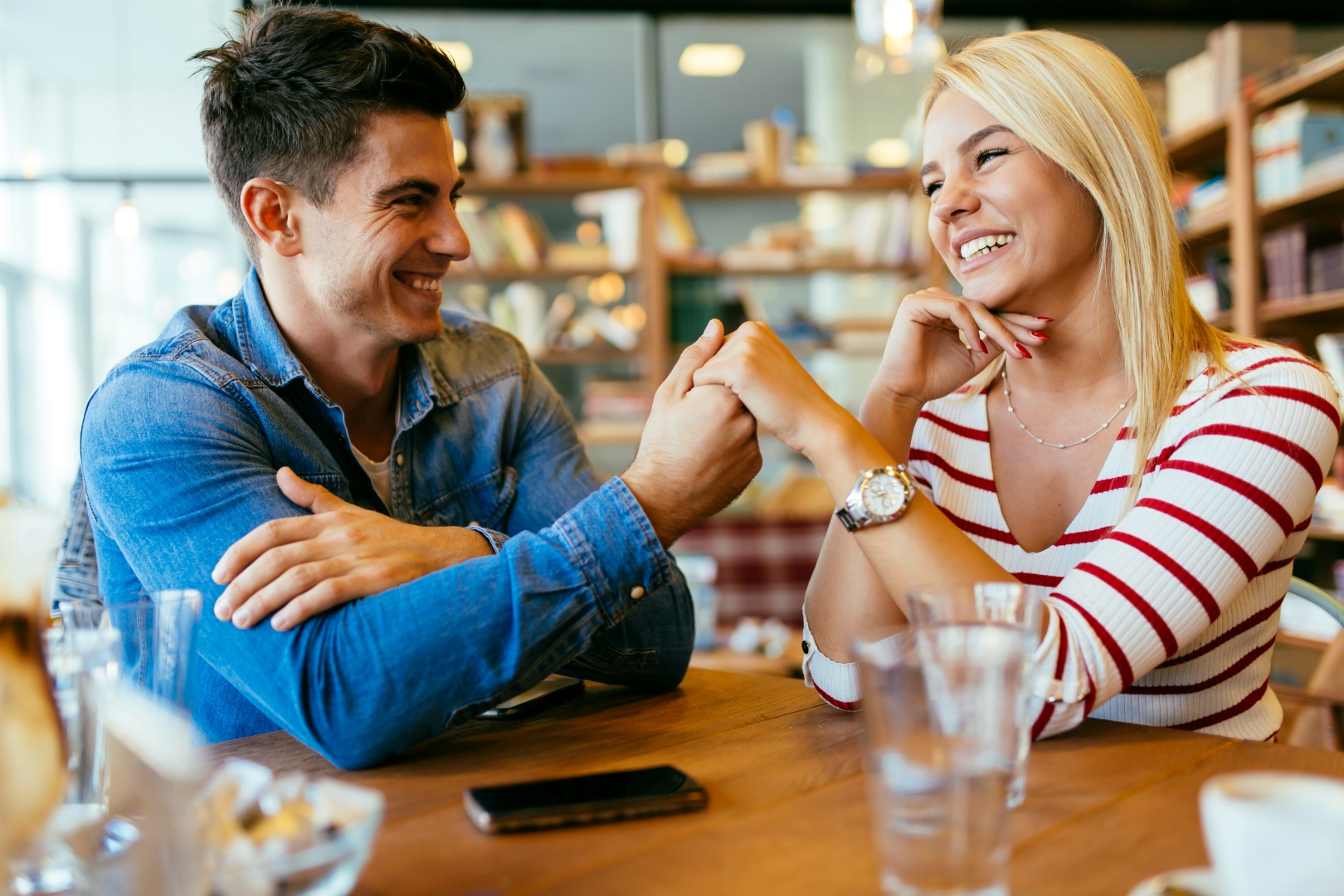 Love bombing eller ekte interesse? Slik kjenner du forskjellen